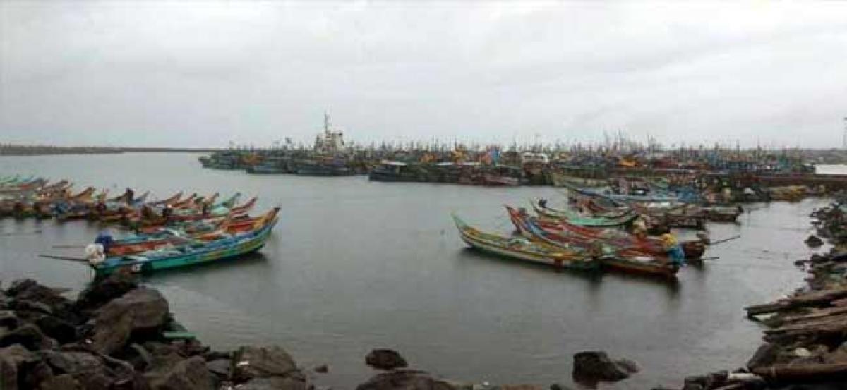 Tamil Nadu fishermen chased away by Sri Lankan Navy in Indian waters