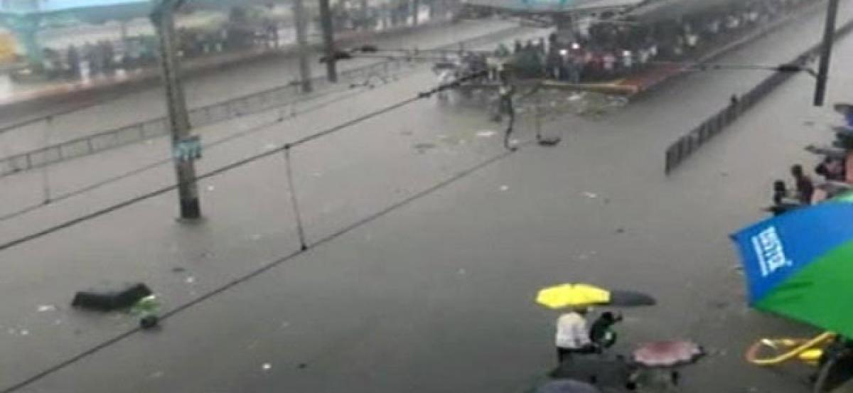 Mumbai floods: Dadars vegetable market remains deserted a day later