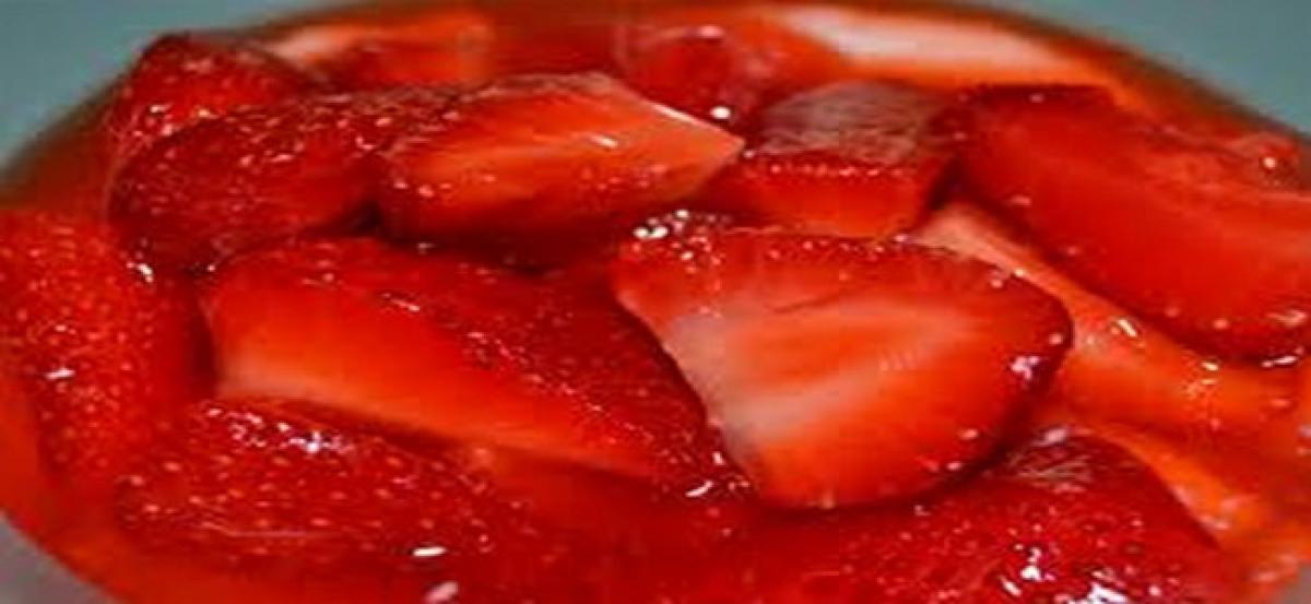Certain types of tomatoes and strawberries can cause allergy