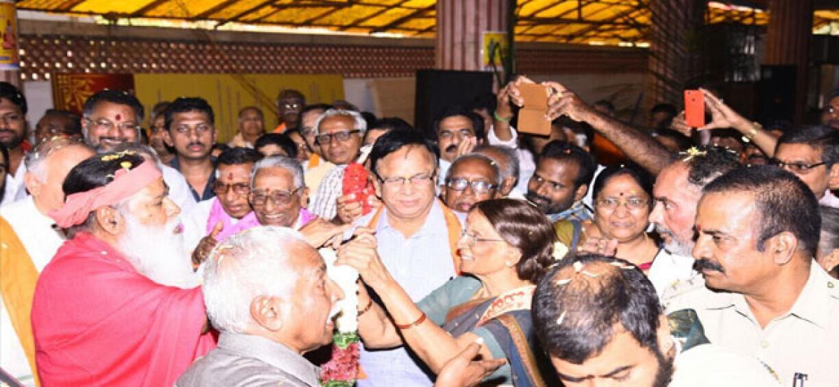 Ganapathy Sachchidananda Swamy greets devotees