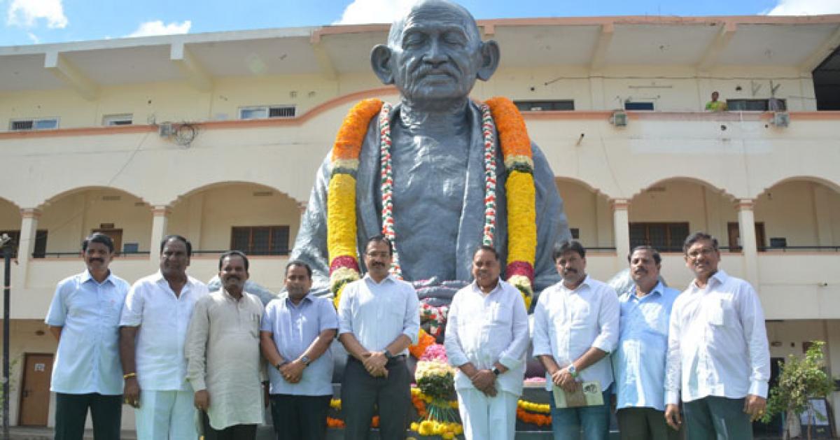 40-ft Gandhi statue unveiled