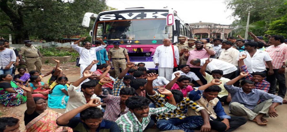 Police detain bus carrying Garagaparru Dalits