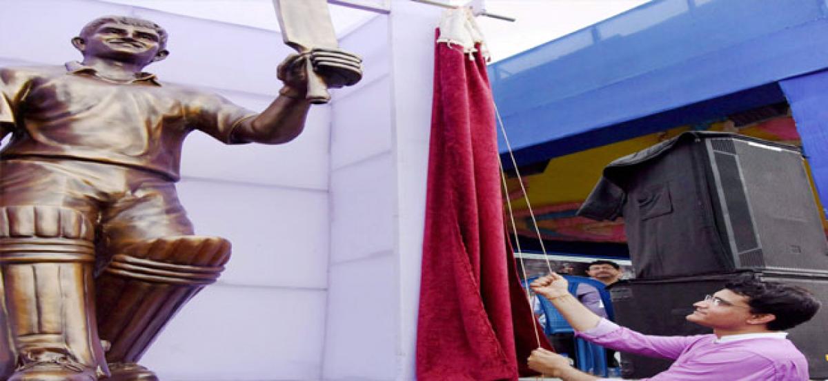 Ganguly unveils his statue at Balurghat