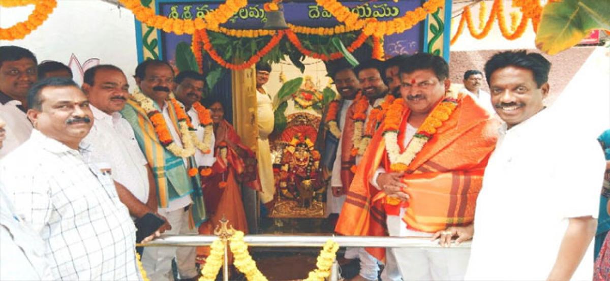 Mutha Gopal presents jewels to Muthyalamma