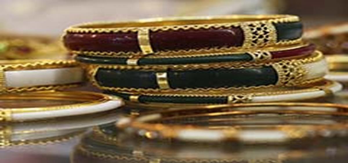 Women thieves held; gold ornaments seized