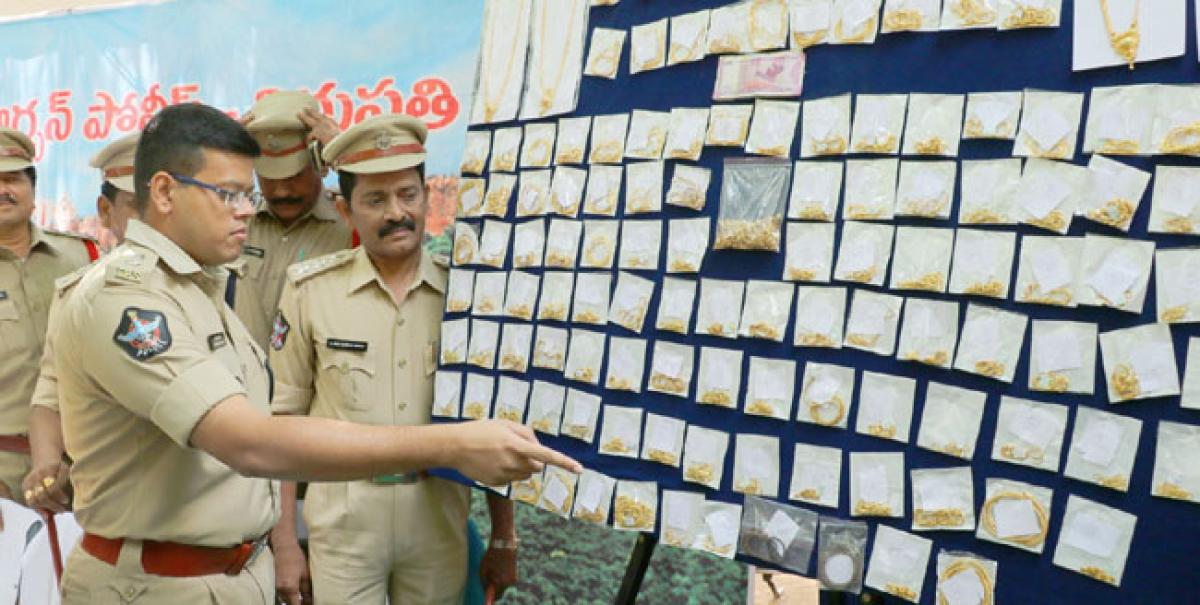 Cops crack gold heist, recover 62 lakh booty