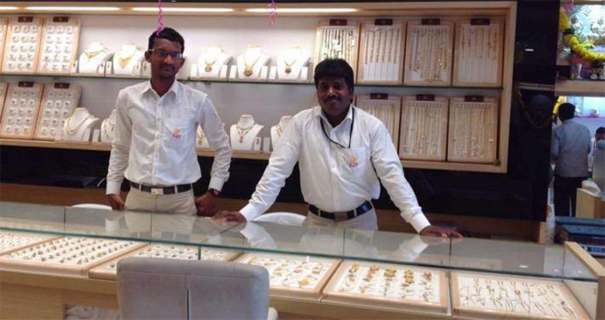 I-T teams raid gold shops in Narasannapeta