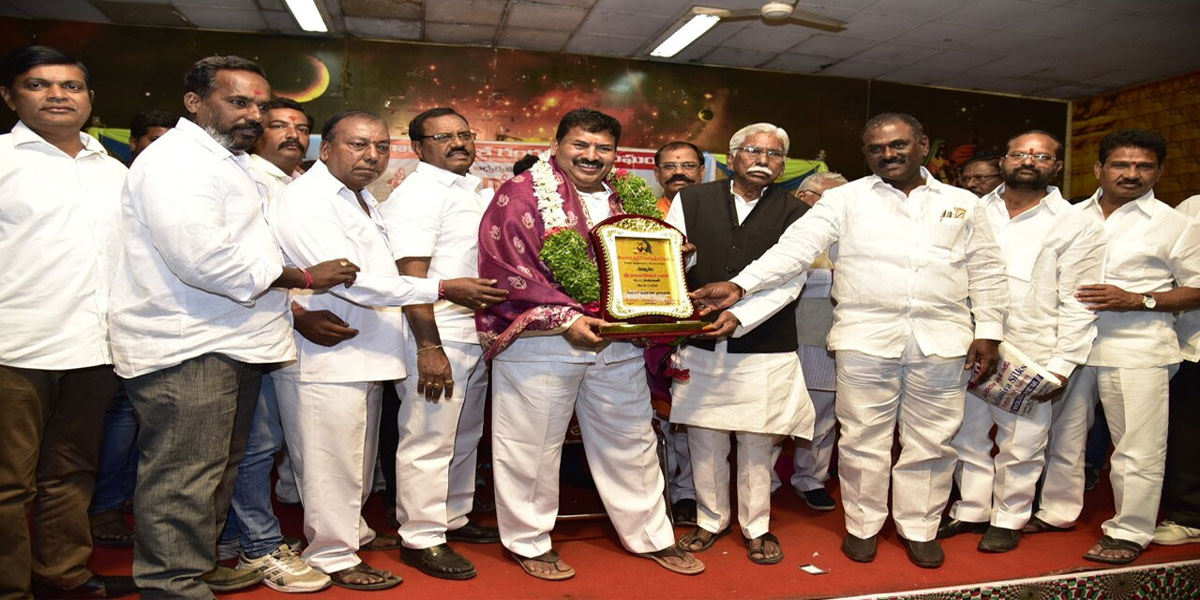 Telangana Pradesh Gangaputrula Sangham felicitates MLA Muta Gopal