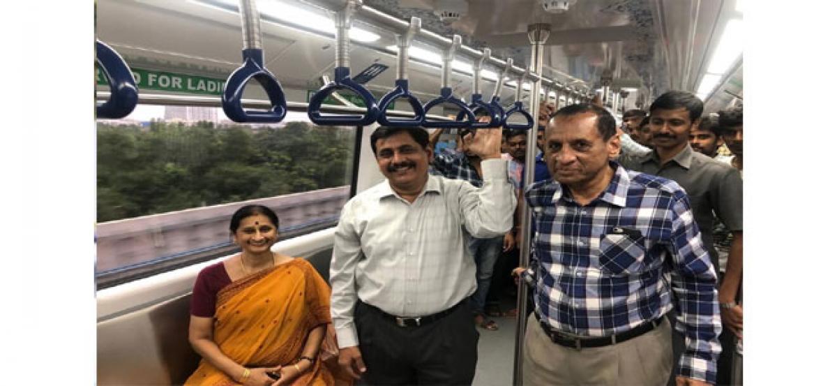 Governor couple travel in Metro as commoners