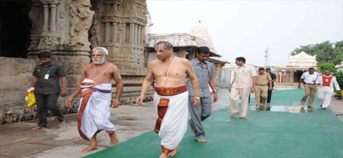 Governor ESL Narasimhanoffers prayers at Ahobilam