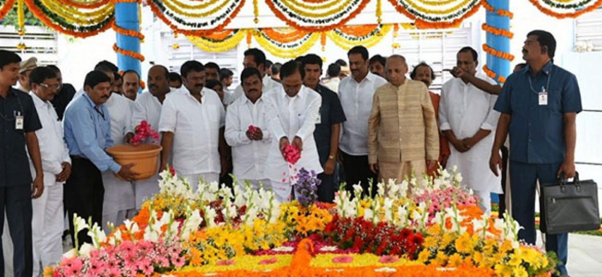 Governor, CM pays tributes to Mahatma Gandhi