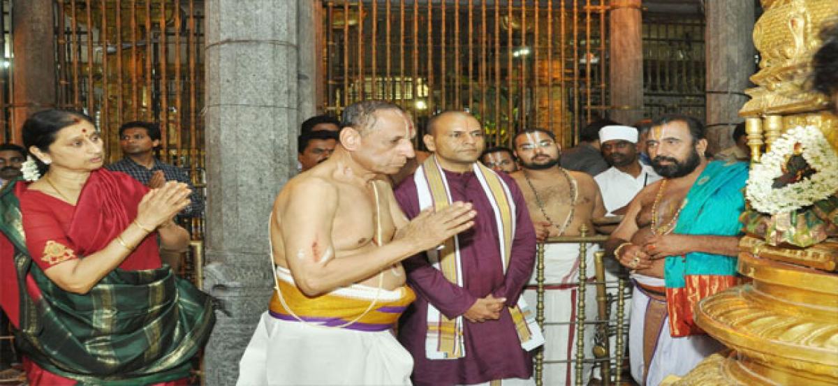 Governor offers prayers to Goddess Padmavathi