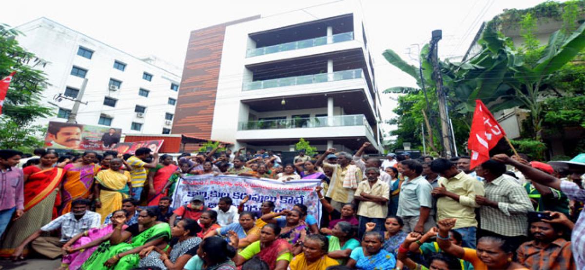Sanitary staff lay siege to Ganta’s house