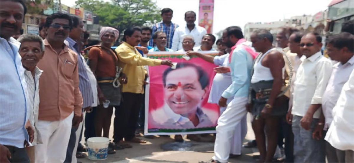 Toddy Tappers batKCR’s portrait with milk