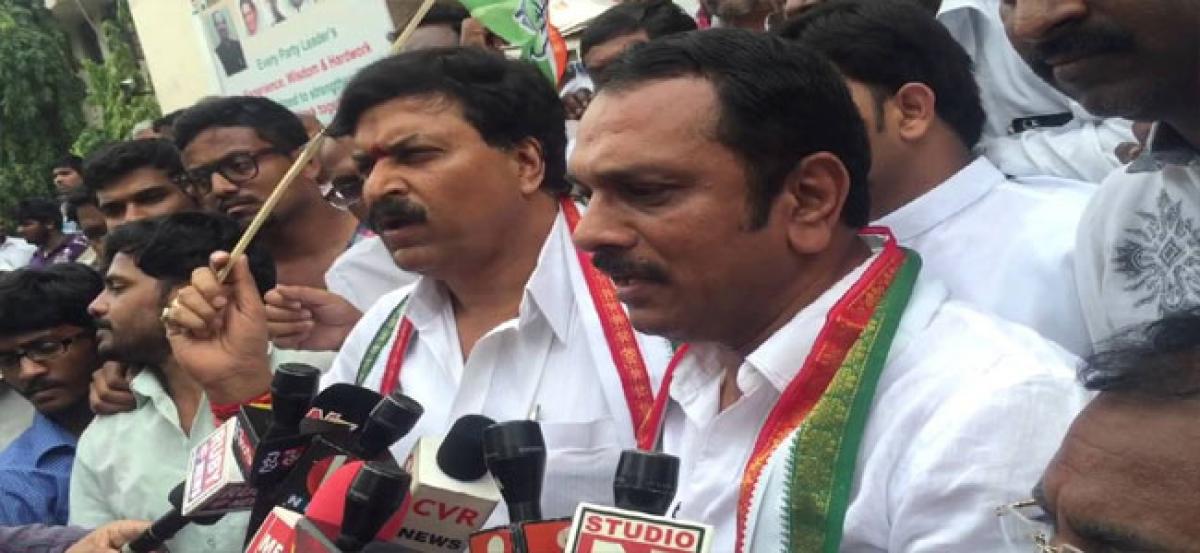 Former MLA Sudhir Reddy takes out protest rally