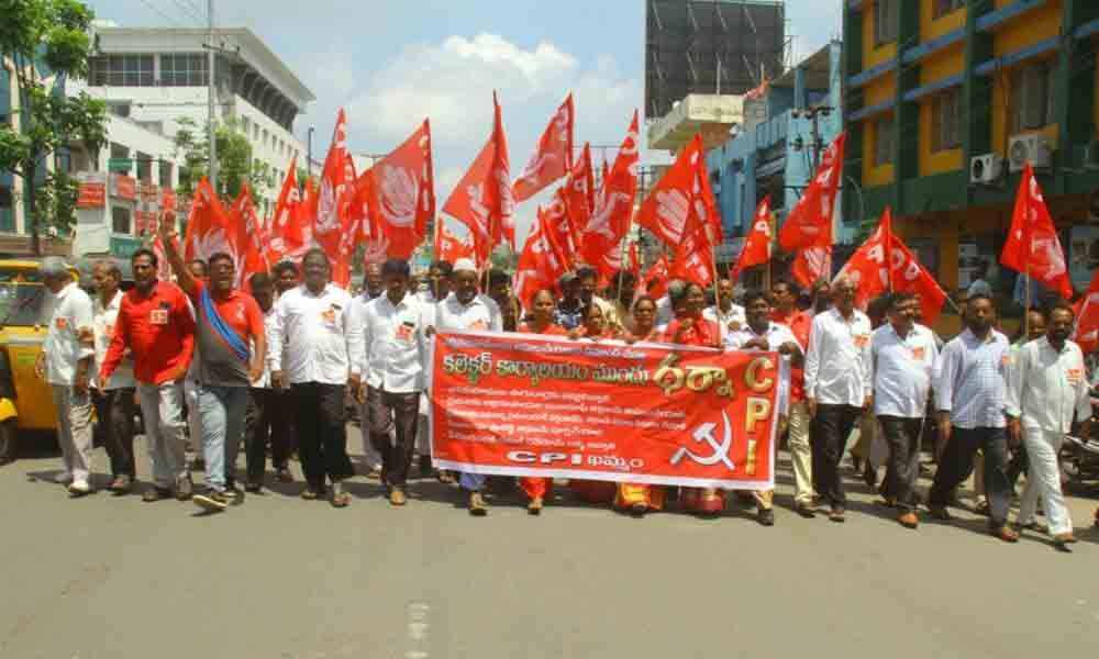 CPI leaders take to streets demanding 2BHKs, RB scheme benefits to tenant farmers in Khammam