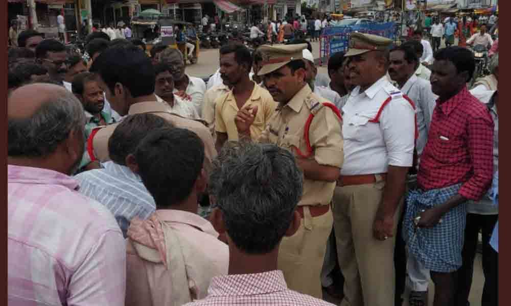 Cops educate people on traffic rules, other laws and Acts in Gadwal