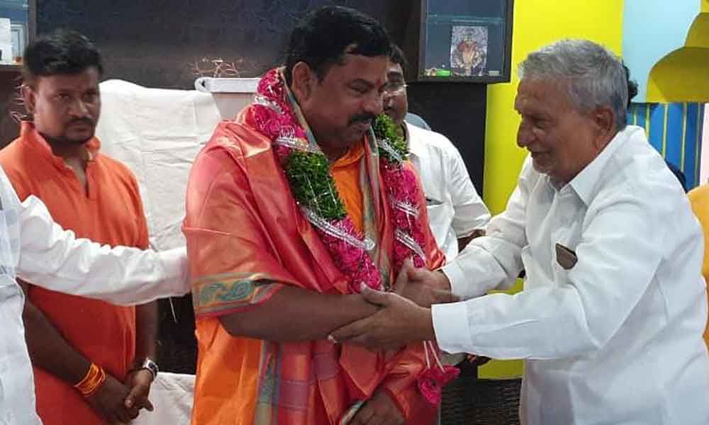 Raja Singh visits house of supporter in town