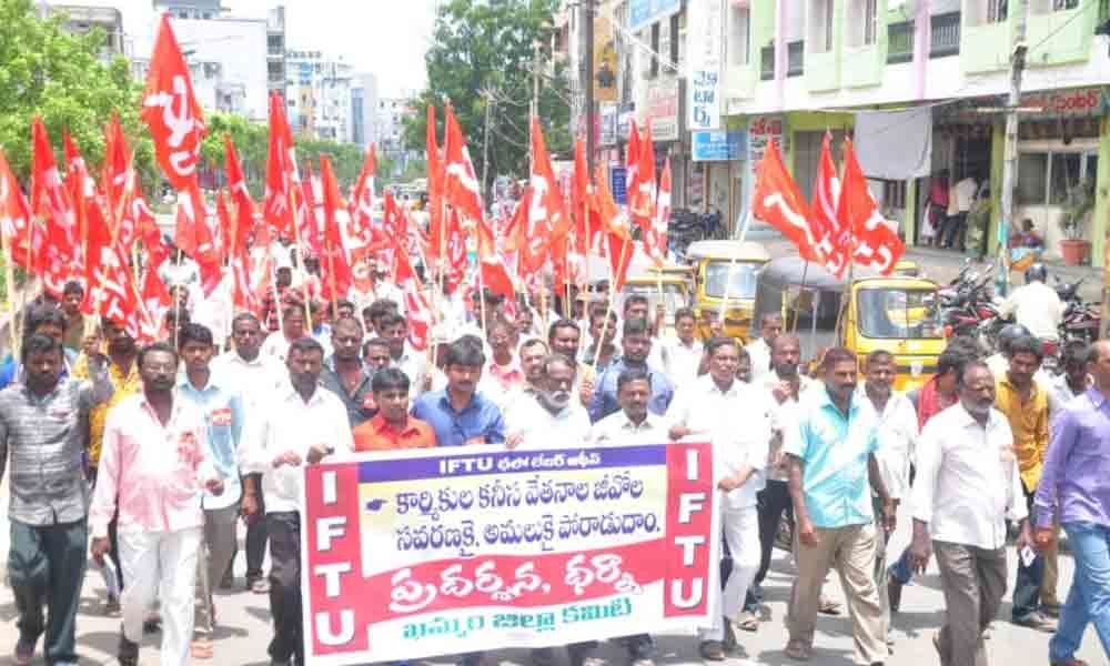 ITFU takes out protest rally seeking salary hike to contract staff in Khammam