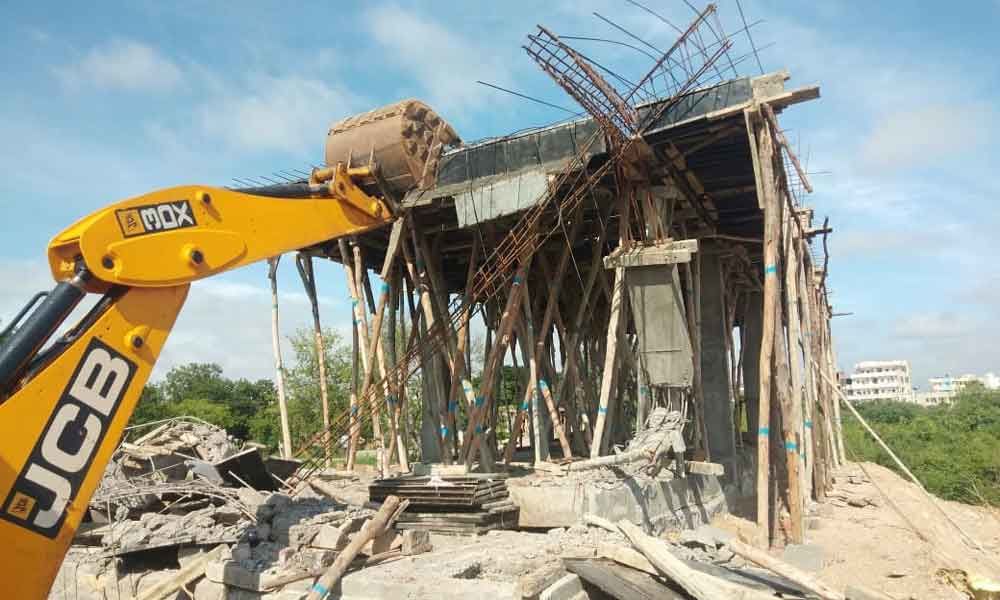 Illegal structures in full tank limits area demolished