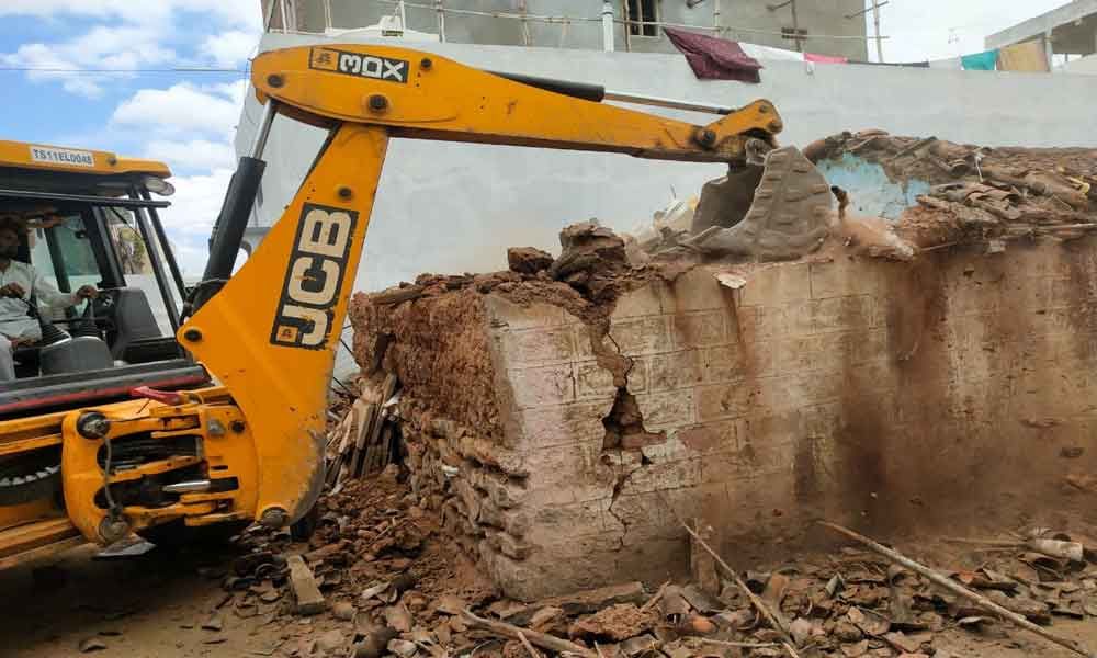 GHMC pulls down six dilapidated buildings