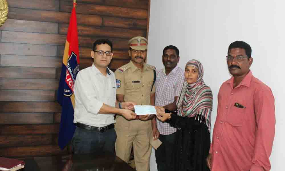 SP  Sunil Dutt hands over aid to kin of deceased home guard in Kothagudem