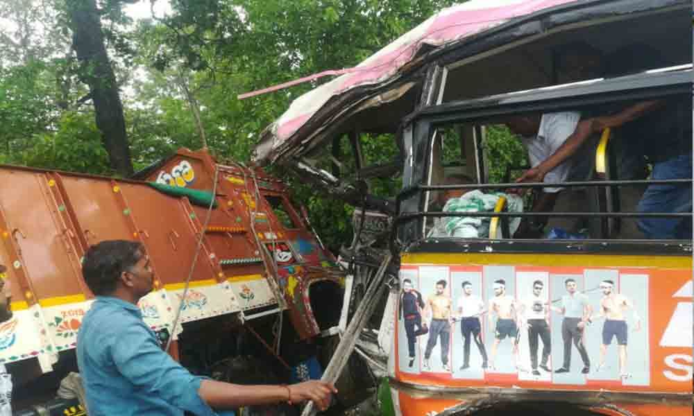 1 dead in bus-lorry collision in Bhupalpally