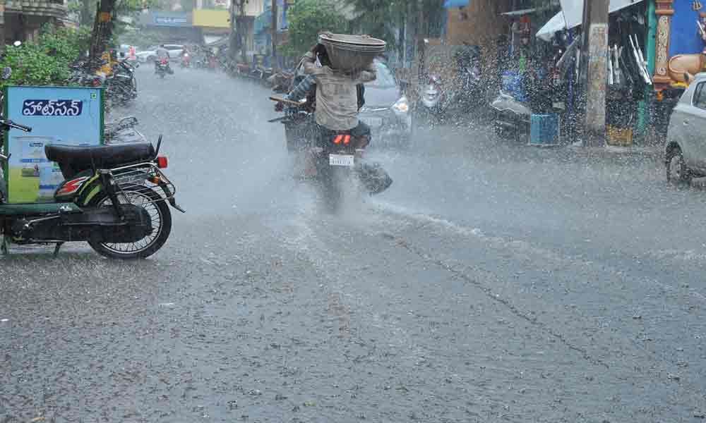 Rain hits normal life in Rajamahendravaram