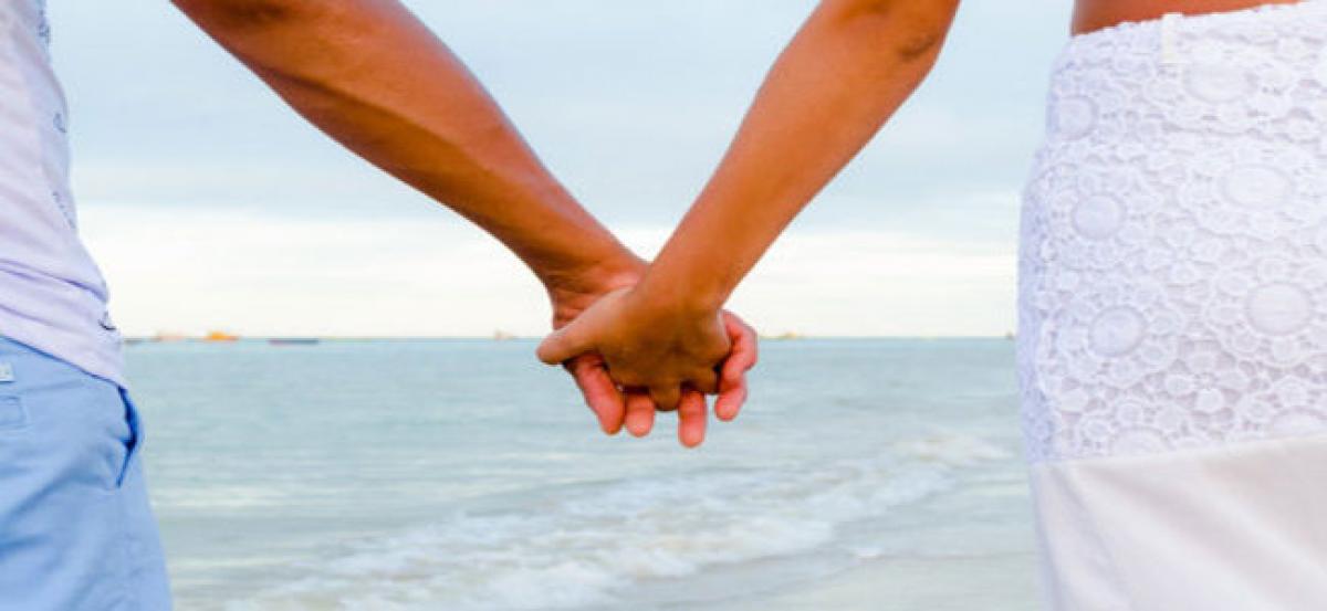 Holding hands can sync brainwaves, ease pain in couples