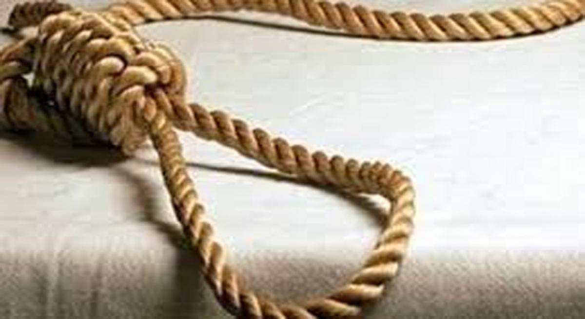 Woman lecturer commits suicide