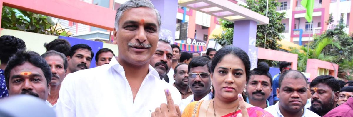 Telangana Assembly Elections 2018: Minister T Harish Rao casts his vote in Siddipet