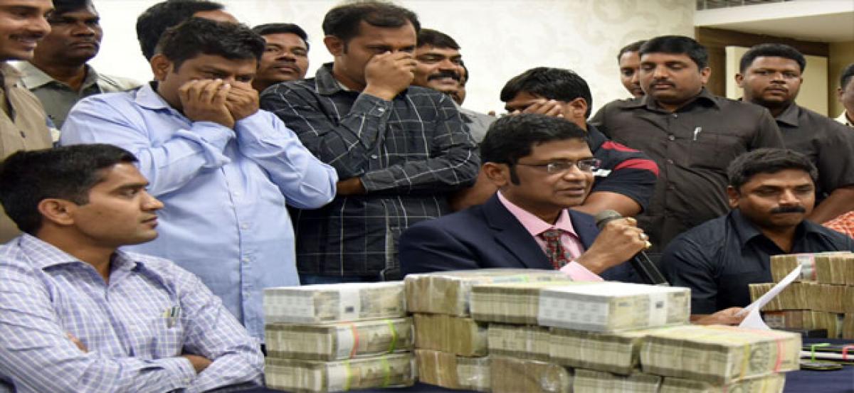 Hawala racket busted; police  seize Rs 1.4 crore in cash