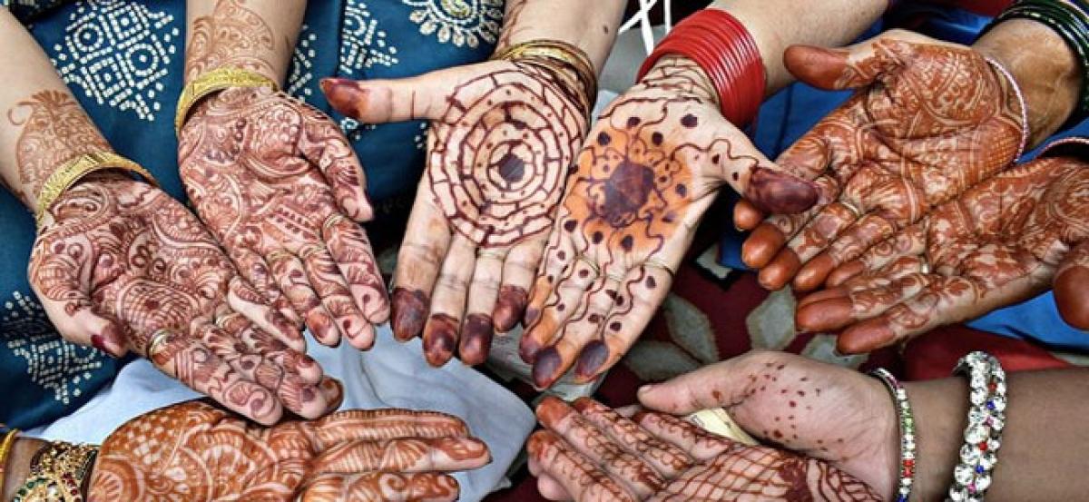 Gujarat: Eyeing Guinness world record, 2,500 women apply henna