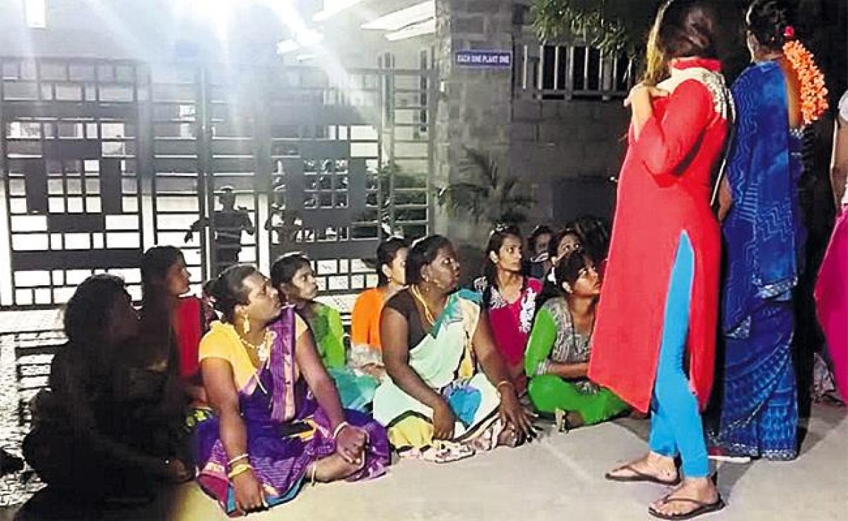 Transgenders protest at Banjara Hills PS, demands arrest of rowdy-sheeter for robbing them