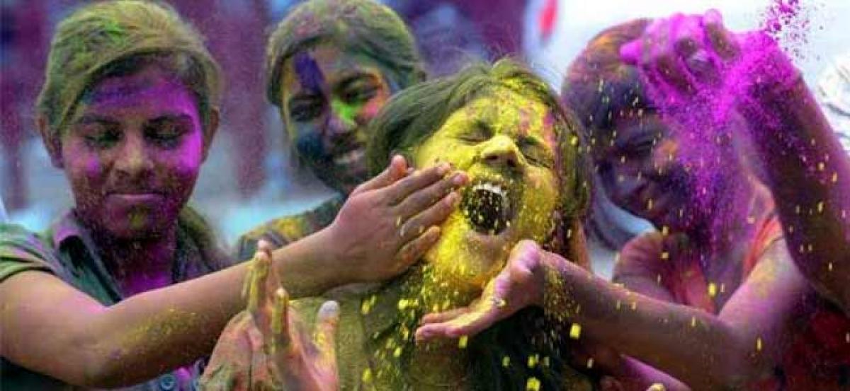 Holi 2018: Lucknow cleric shifts namaz timings by hour to avoid clash with revellers; appeals to others to do the same