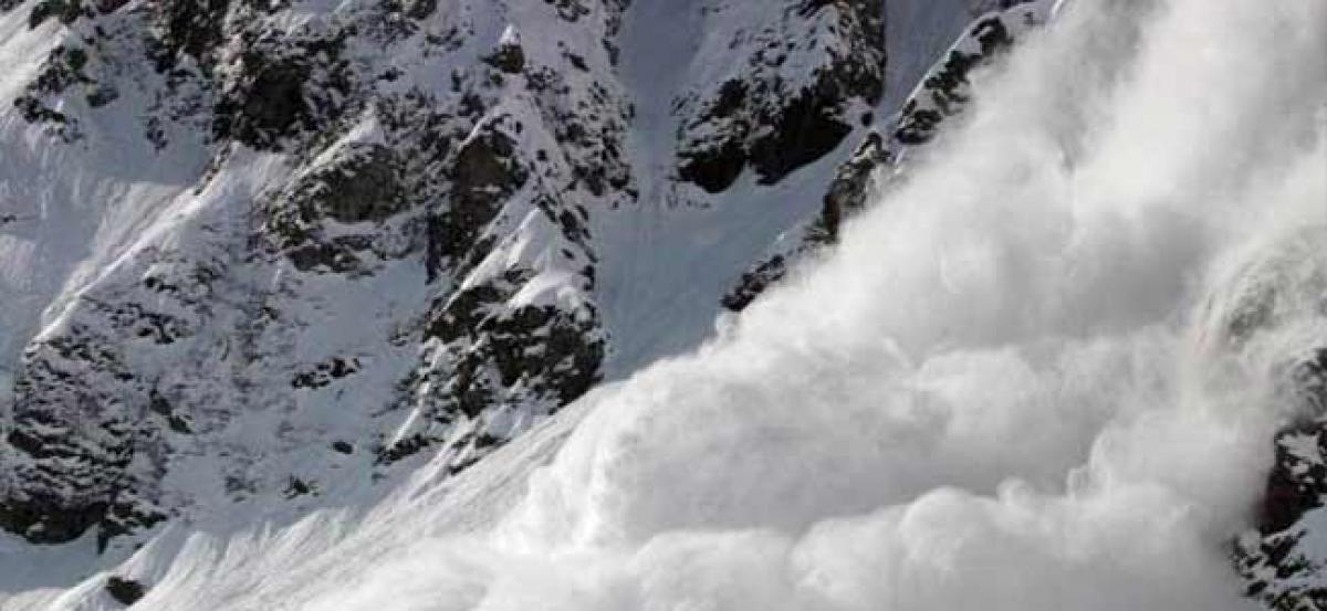 Two hurt as avalanche hits California ski resort