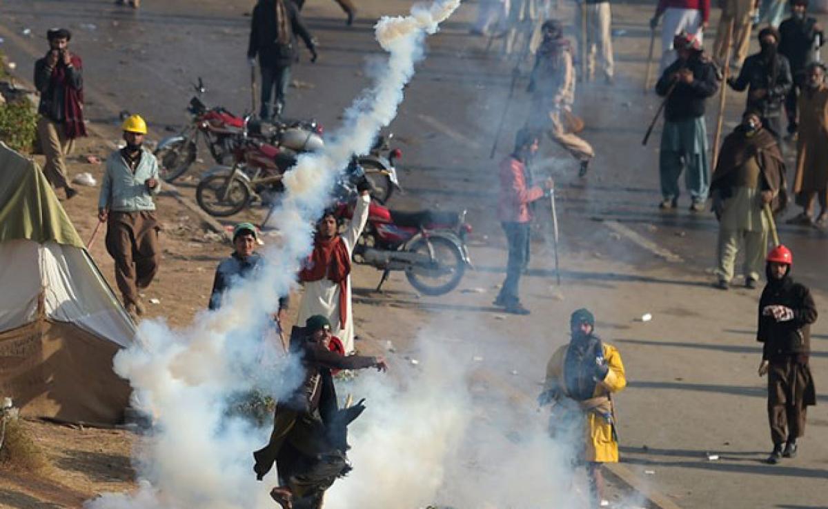 Islamabad: 1 killed, 150 injured as forces move in to clear blockade by Islamist protesters