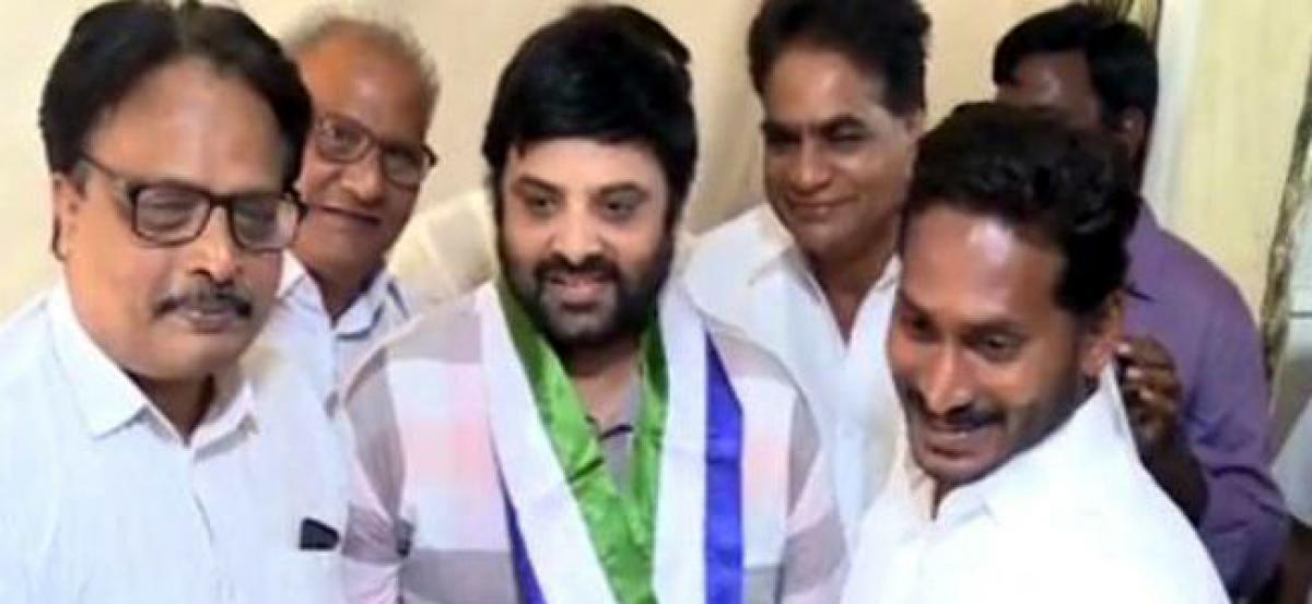 Hero Krishnudu joins YSRCP