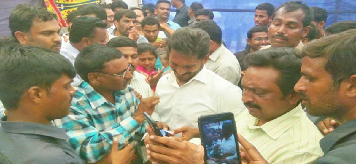 YSRCP chief favours Corp. for helping scribes