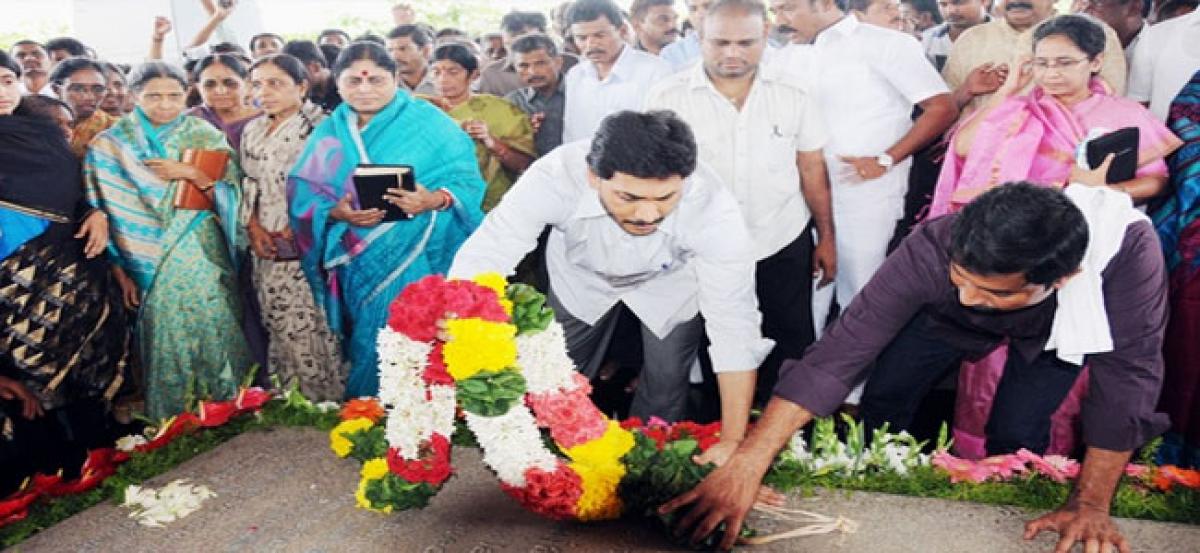 Vijayamma, Jagan, YSRCP MPs pay tributes to YSR