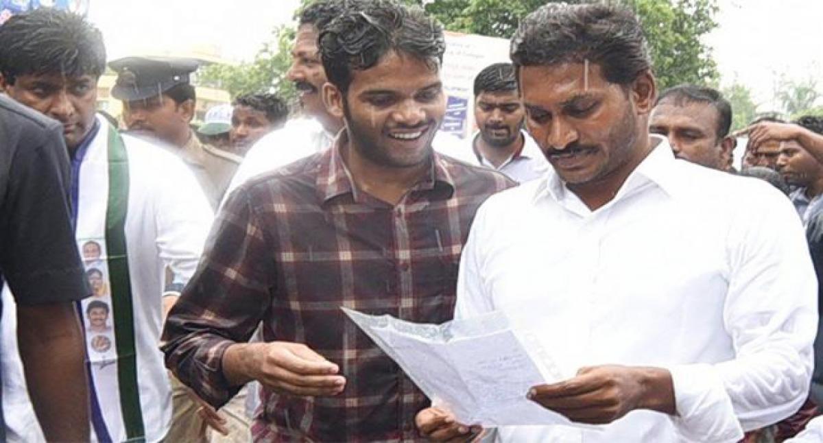 Braving rain, Jagan continues his yatra in Oolapalli