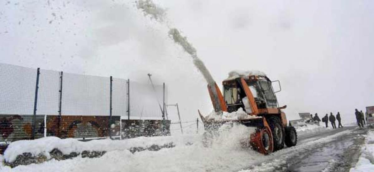 Massive landslide blocks Jammu-Srinagar highway, restoration work underway