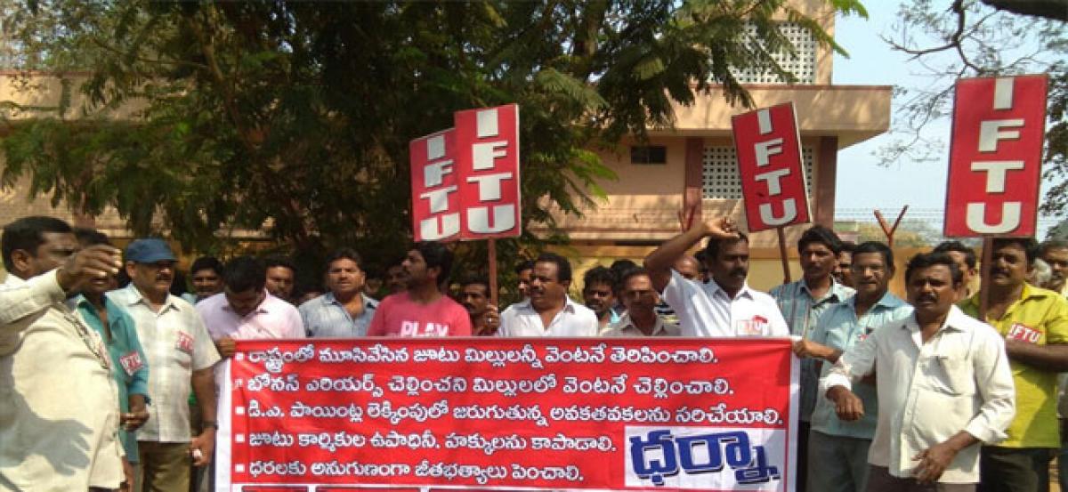 Jute workers want reopening of jute mills