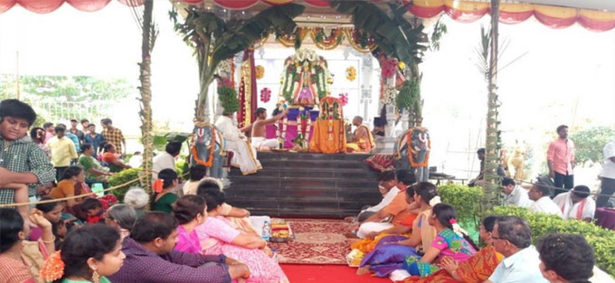 Cops take part in Navami celebrations