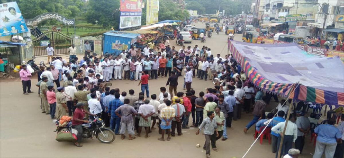 apus protest for nod to padayatra