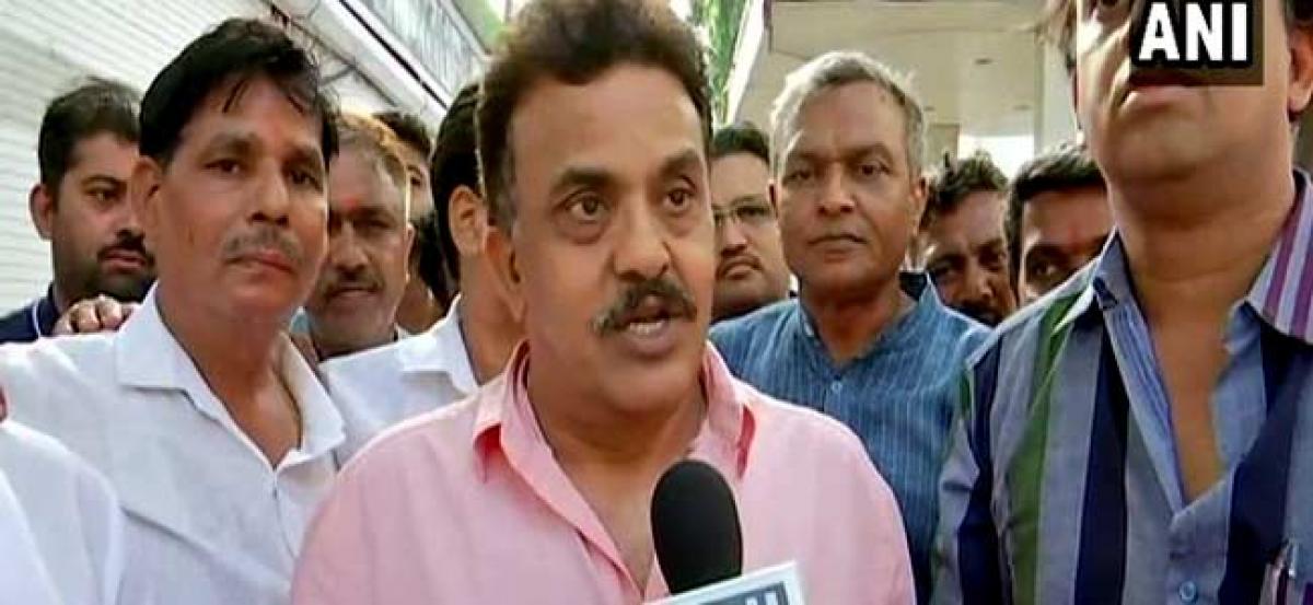 Sanjay Nirupam compares Karnataka guvs loyalty to dogs