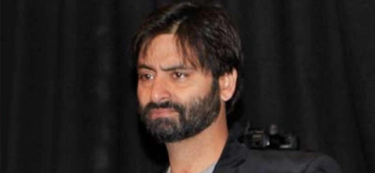 Kashmir strike: Yasin Malik detained, Hurriyat chairman Mirwaiz placed under house arrest