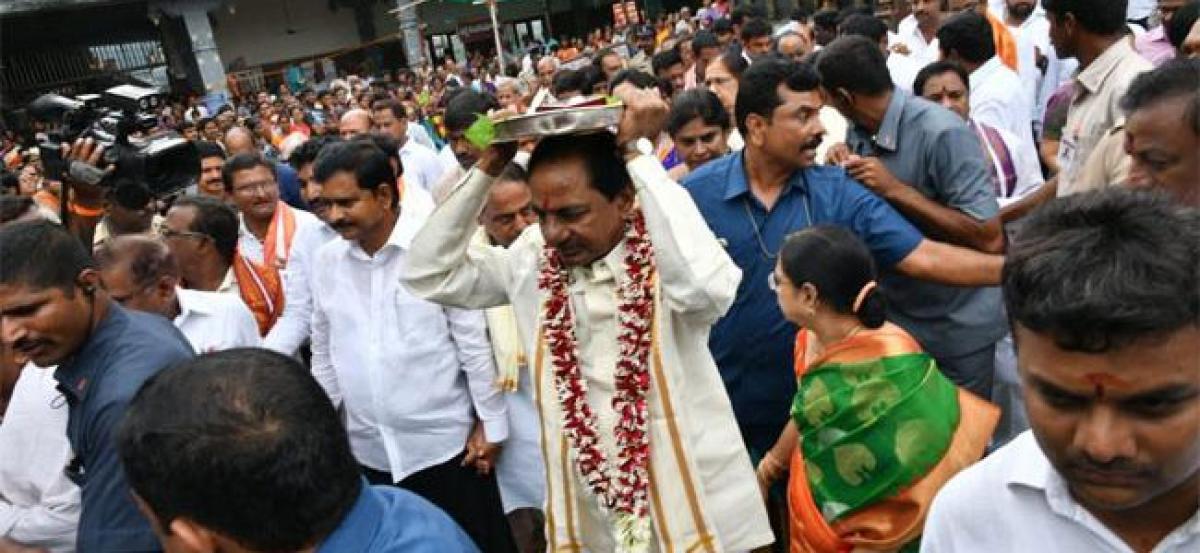 KCR arrives in Vijayawada, accorded grand welcome