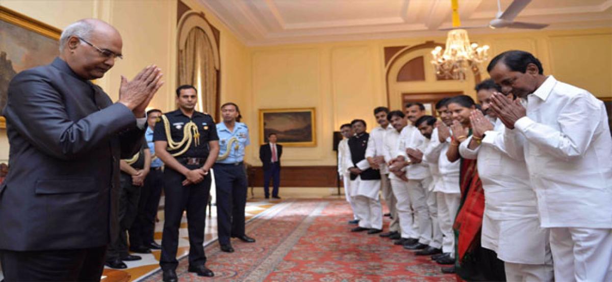 K Chandrashekar Rao calls on Prez with team