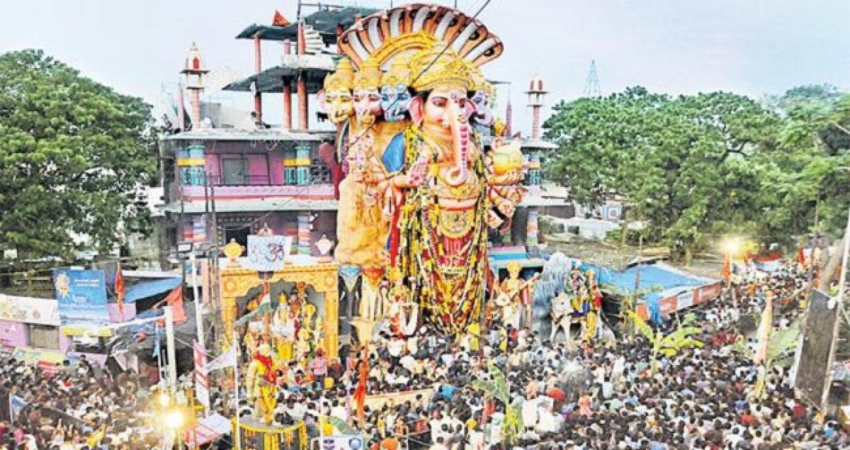 Hyderabad: Khairatabad Ganesh Shobha Yatra begins amid tight security